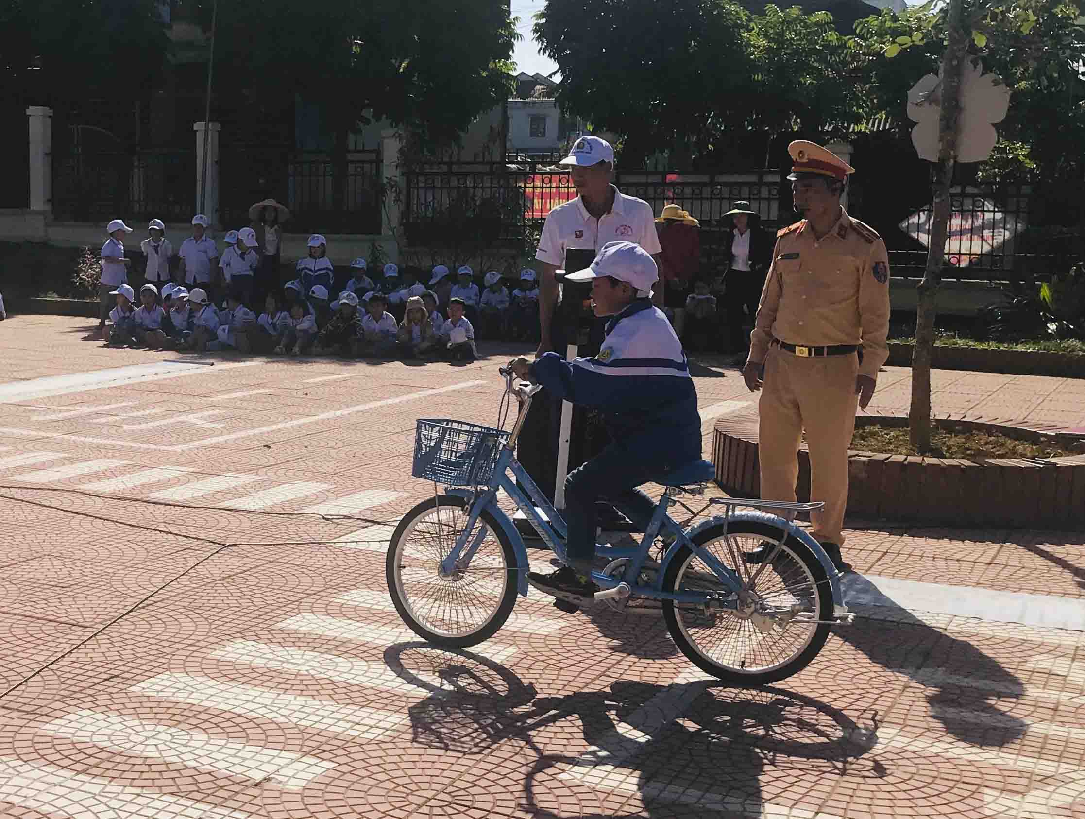 Ngày hội “Chúng em tìm hiểu về an toàn giao thông năm học 2020 - 2021”